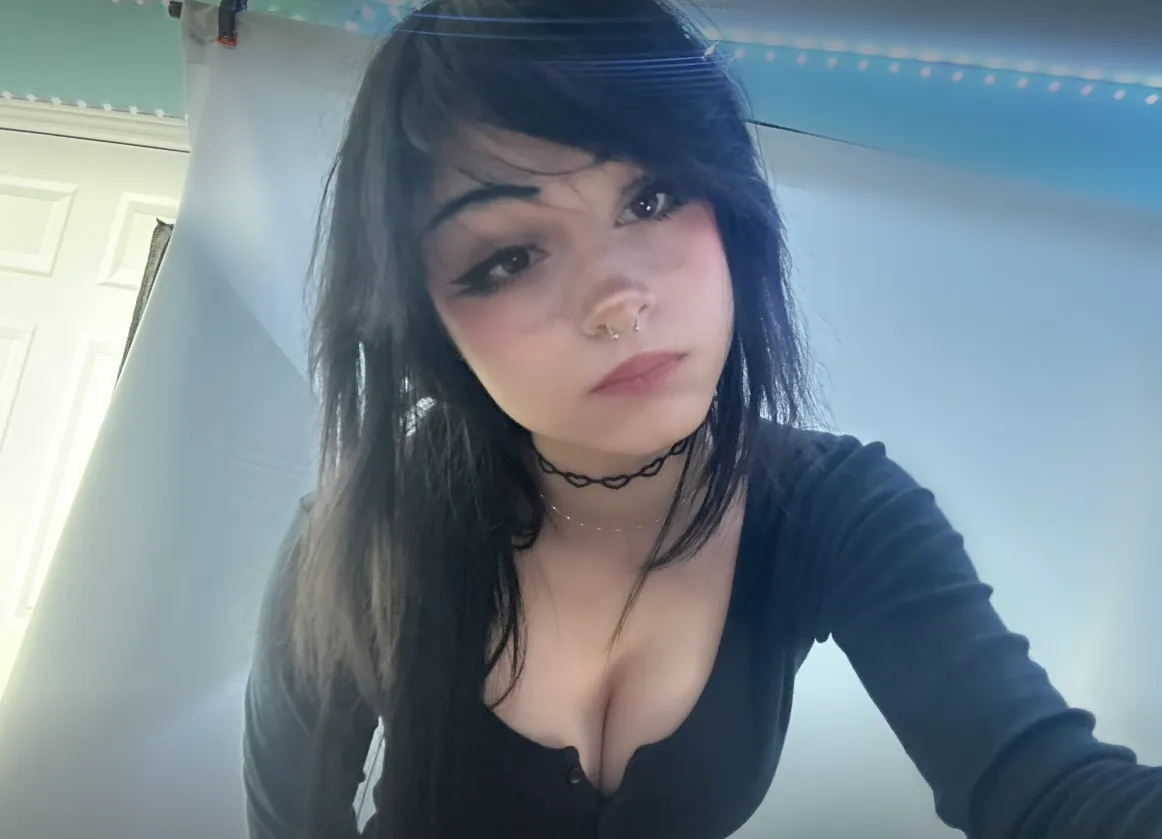 a goth girl w a soft heart ;)