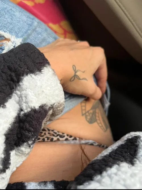 Backseat hip tease 😉