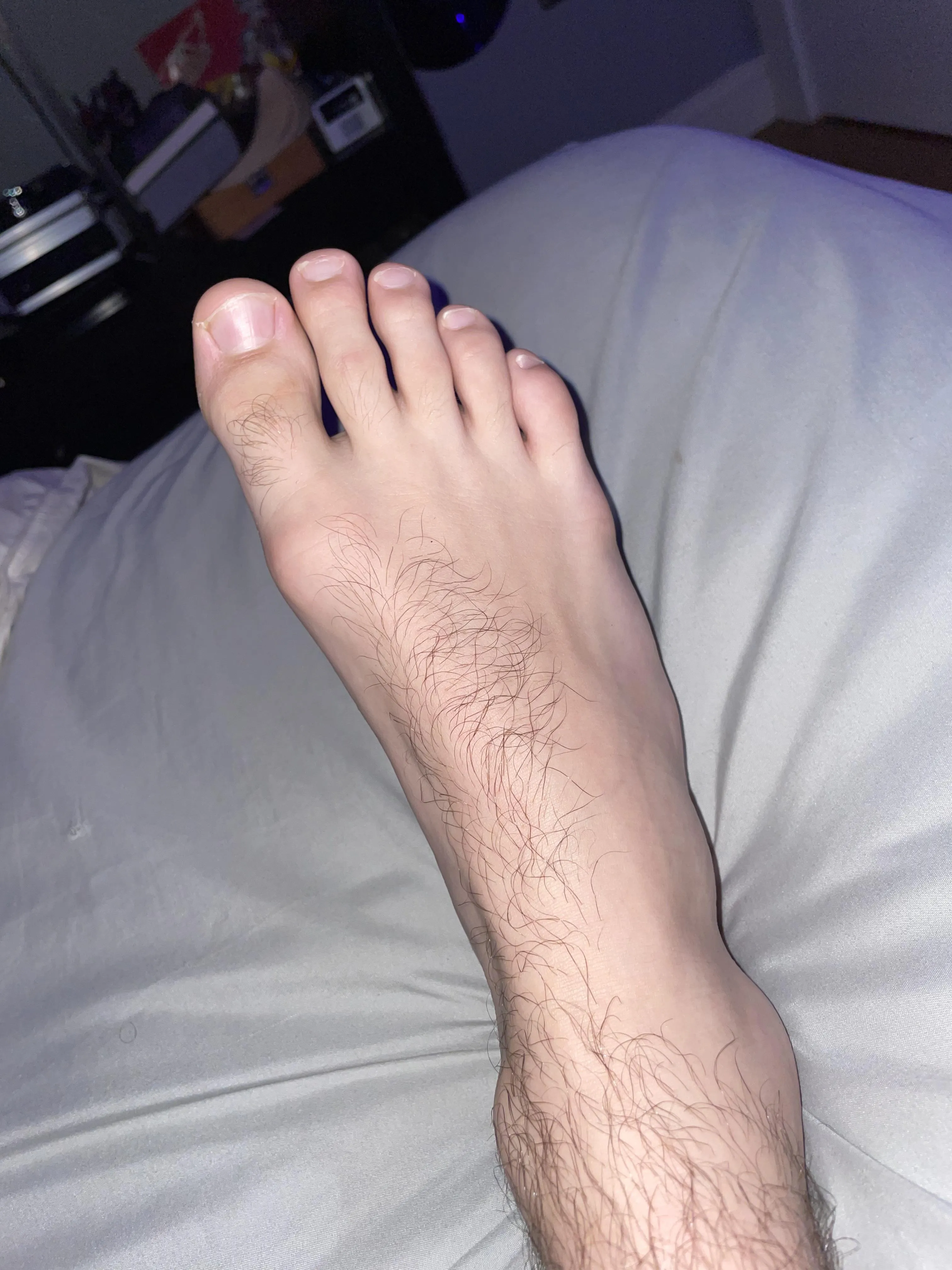 dm me for college guy feet pics !!!