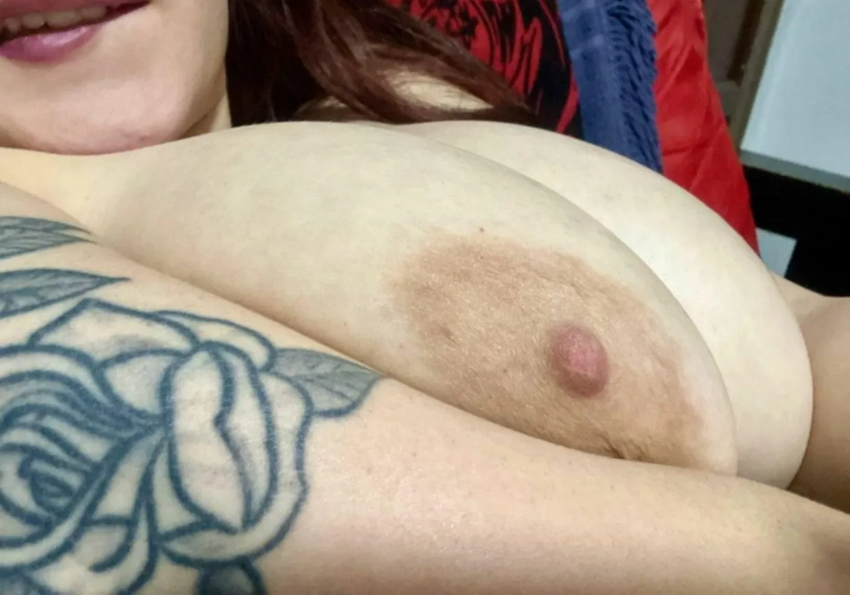need a load on these boobs...who's watchin this in Wisco?