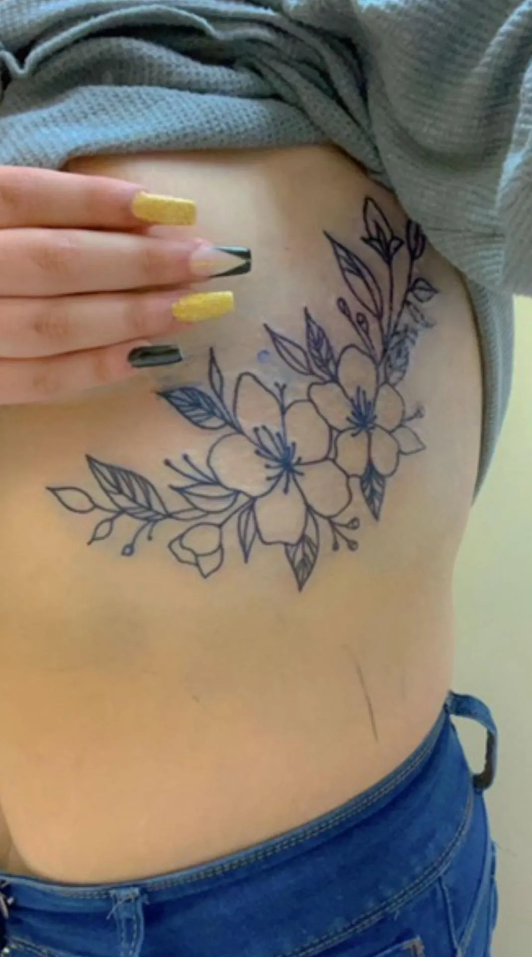 New nails 💛 New tattoo🖤
