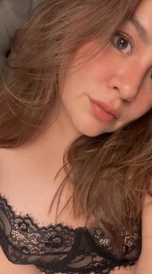 I’m your sweet but demanding girlfriend. You exist to please me and I love watching you try. 💋