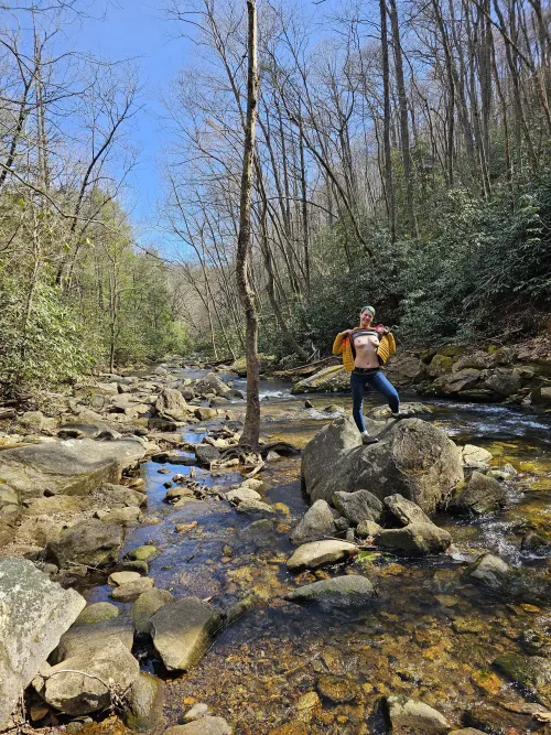 Sharing smiles and titties in the mountains ⛰️