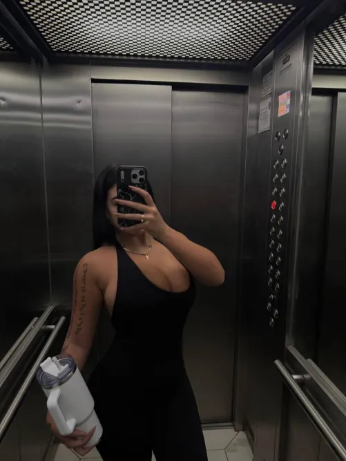 20f  feeling cute, who’s peeking