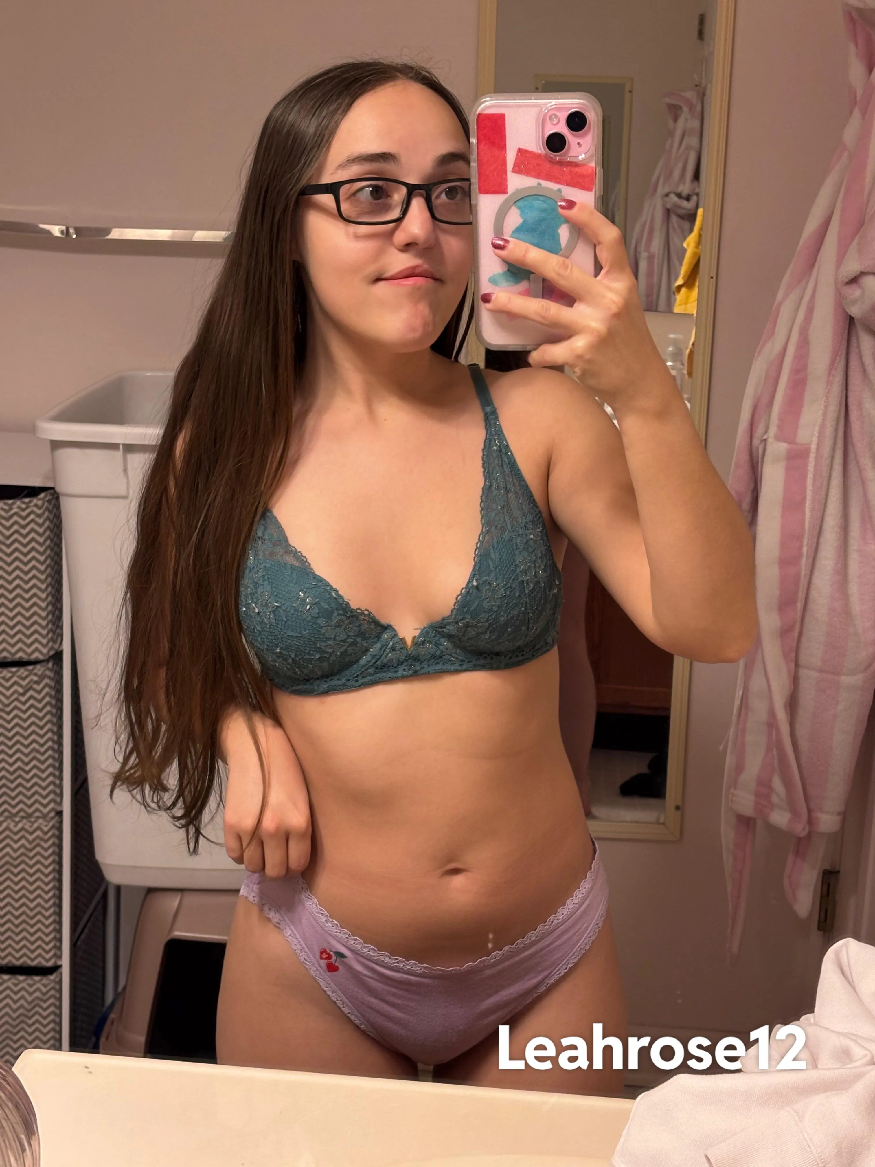 4’8 petite am i your type? 💚