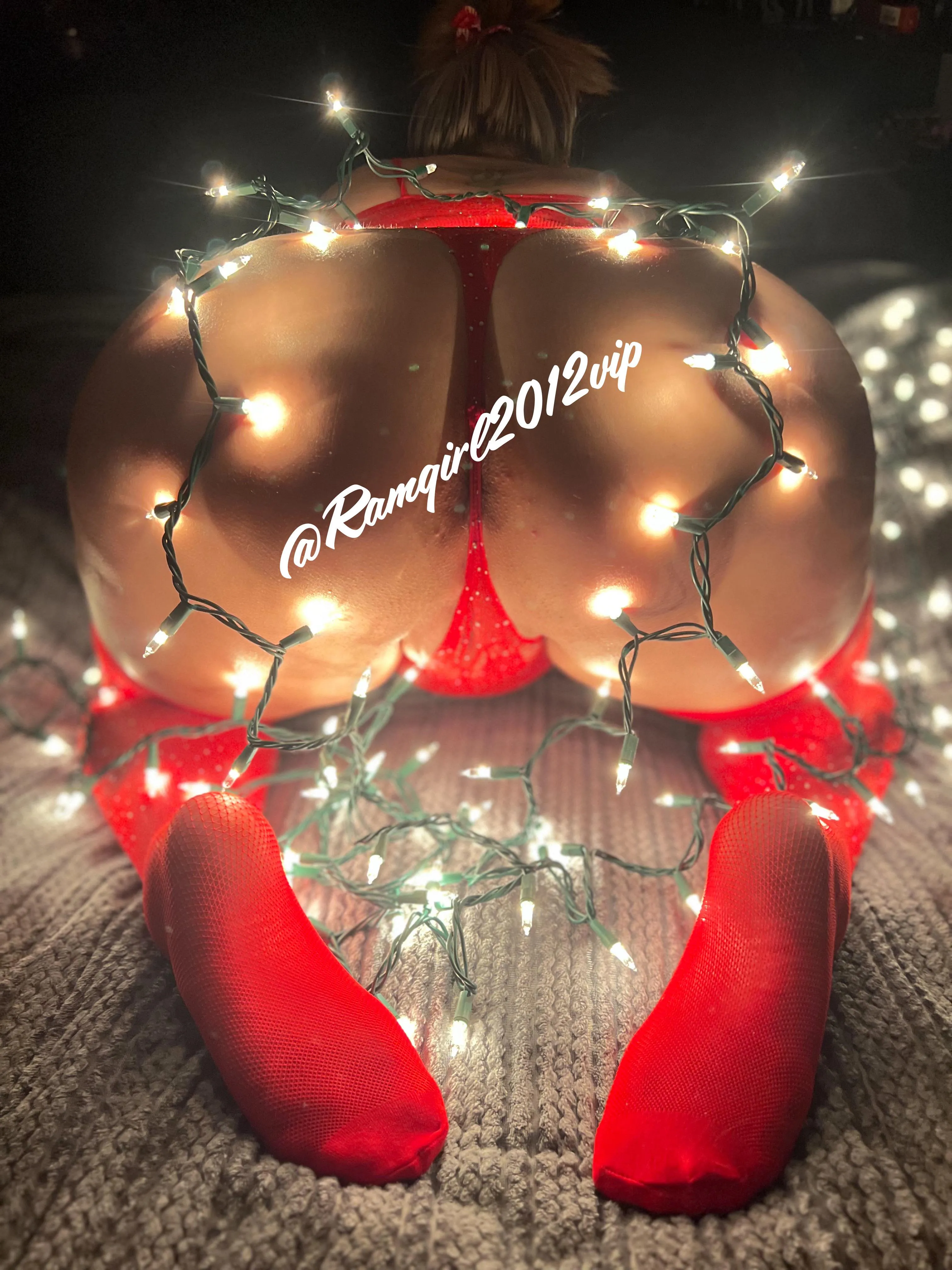 “Hard to think straight when the view curves like this 🍑”