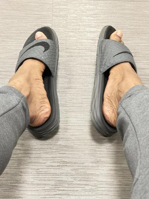 38 City: Columbus,Ohio. Hosting near OSU. Discreet, Blow and Go. HWP, Good hygiene preferred. DM open!