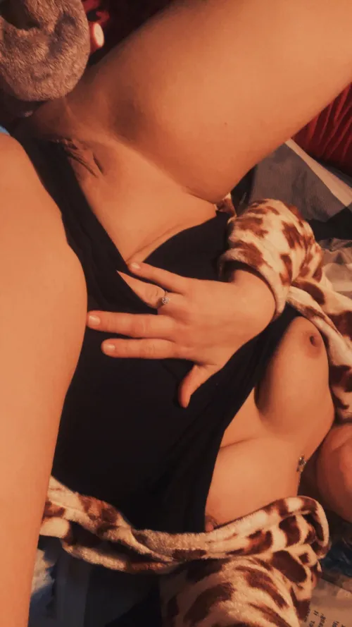 Horny spun chat and play while I smoke and touch this pussy all night to the thought of big cock deep inside me