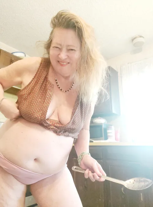 I am a cougar who bends over when I cook