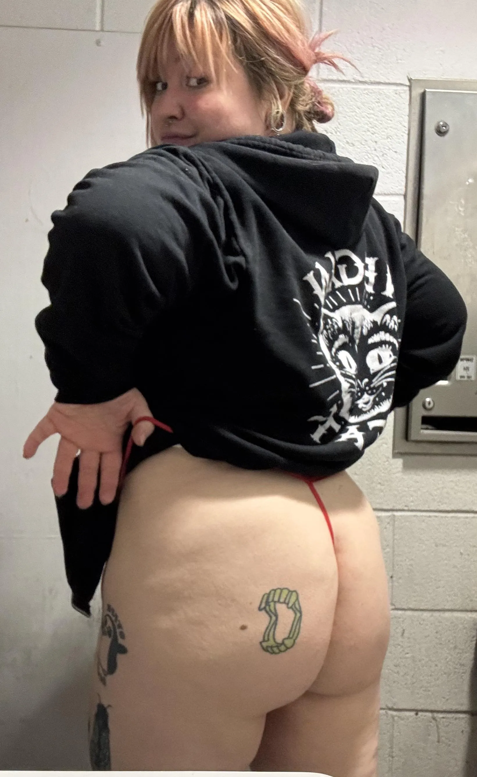 I love showing off my big fat ass 🩷