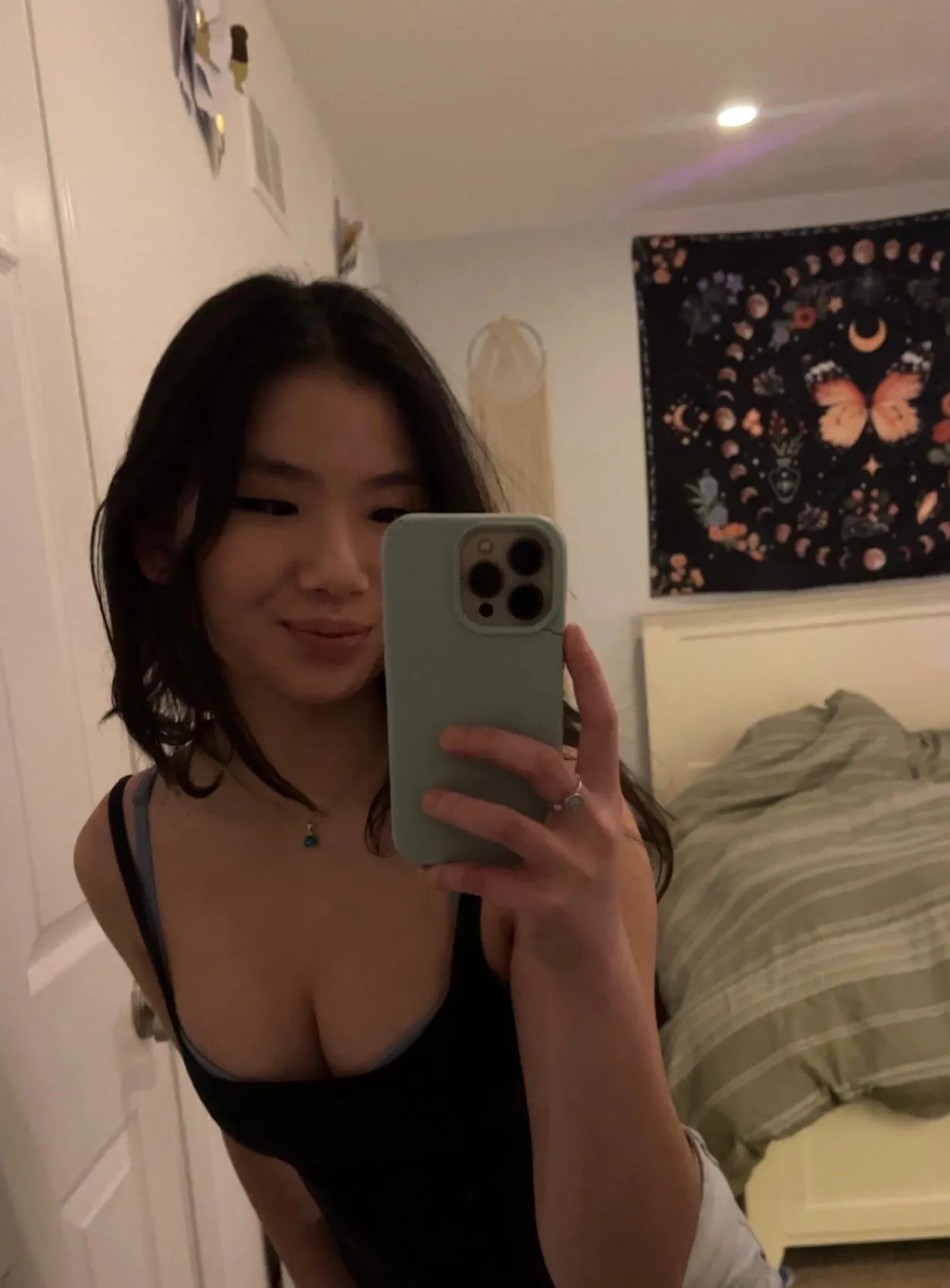 Am I a keeper… or just your one-night girl? >////<