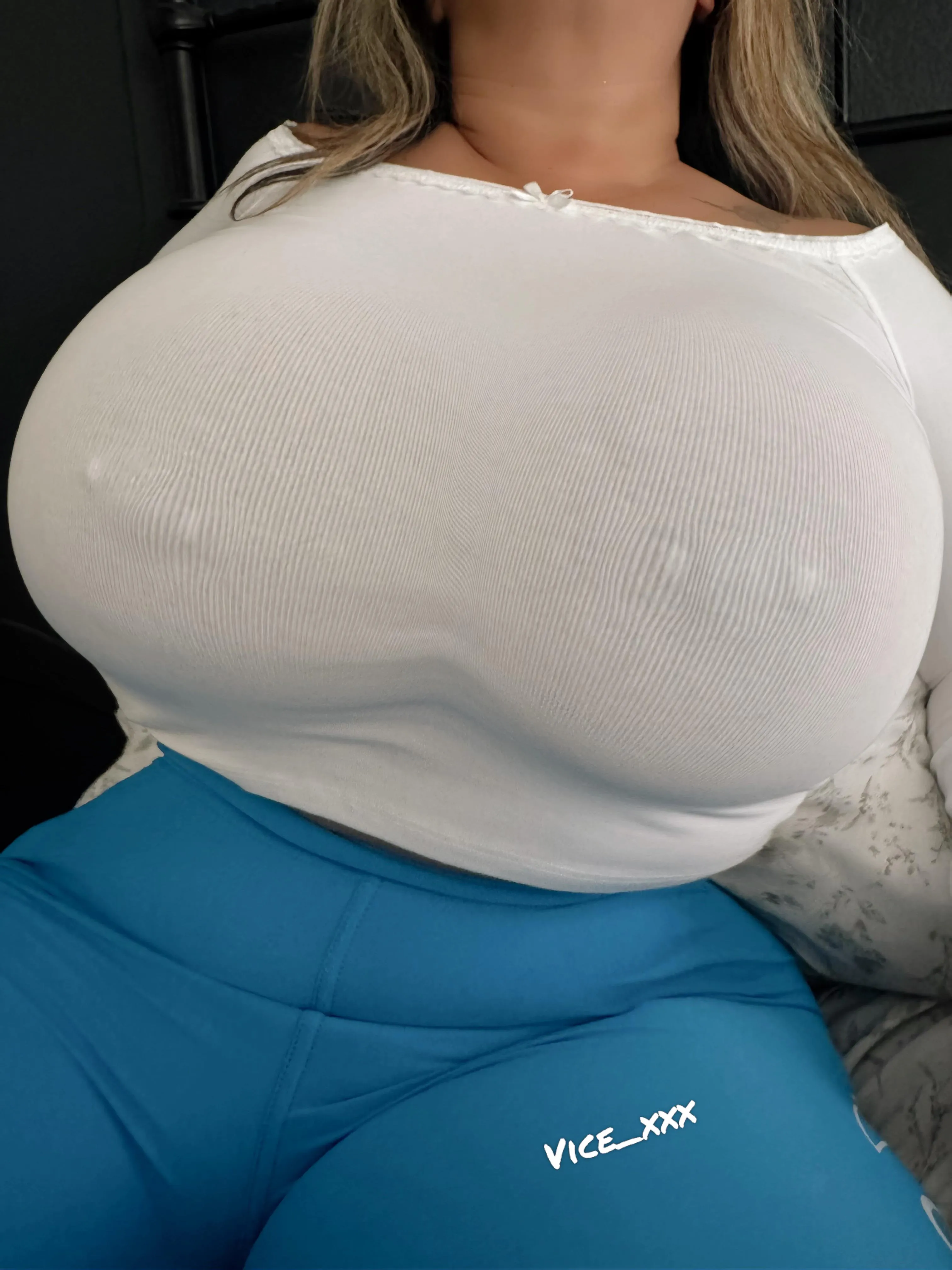 Need a bull to remove my shirt and give me pearl necklace. Or a girl to play with them while hubby watches