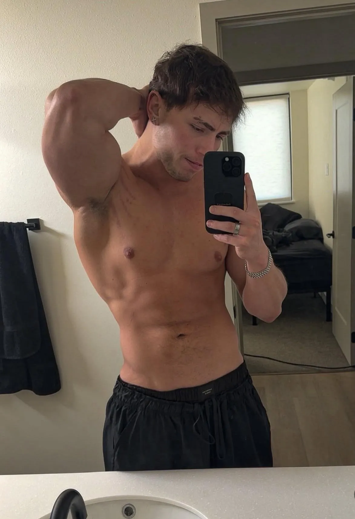 26 bi gym obsessed single dad. Would prefer  younger top. 👻 nick_knack2006