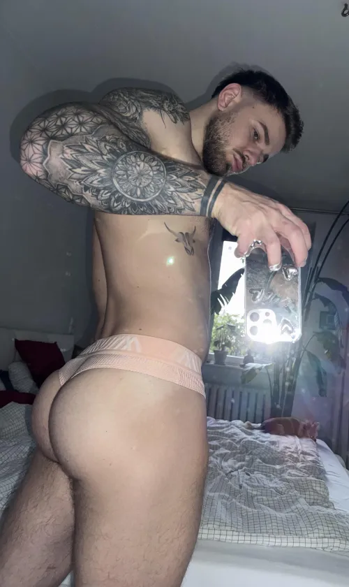 [28] first time wearing thongs