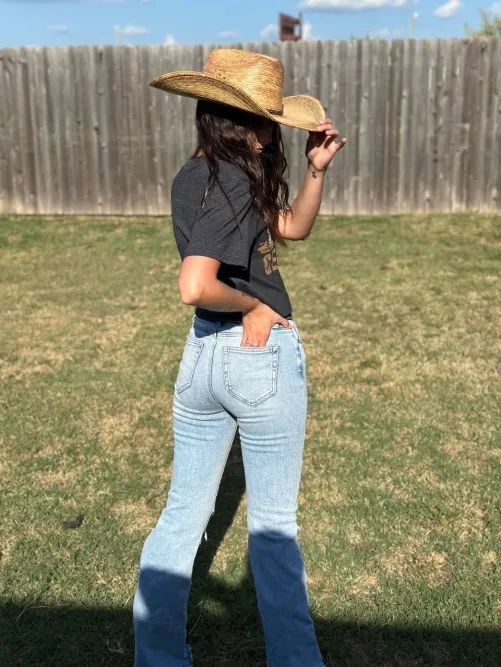 can i send u naked pictures... say yes if u want them cause i have a lot more