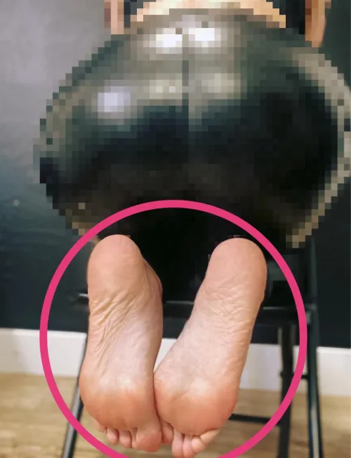 Repeat after me. “Beta’s get pixels and feet. Alpha’s get pussy and ass”