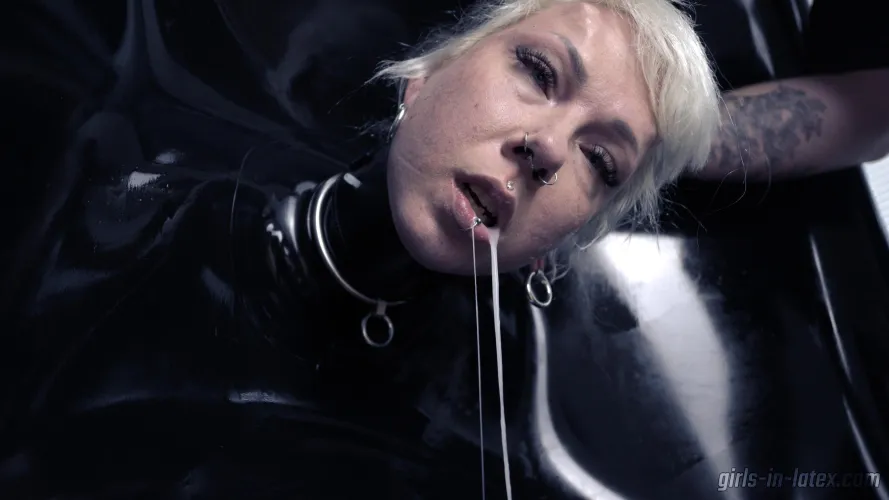 The picture was taken spontaneously when we put Frau Tagtraum 💜 into the latex vacuum cube ⬛