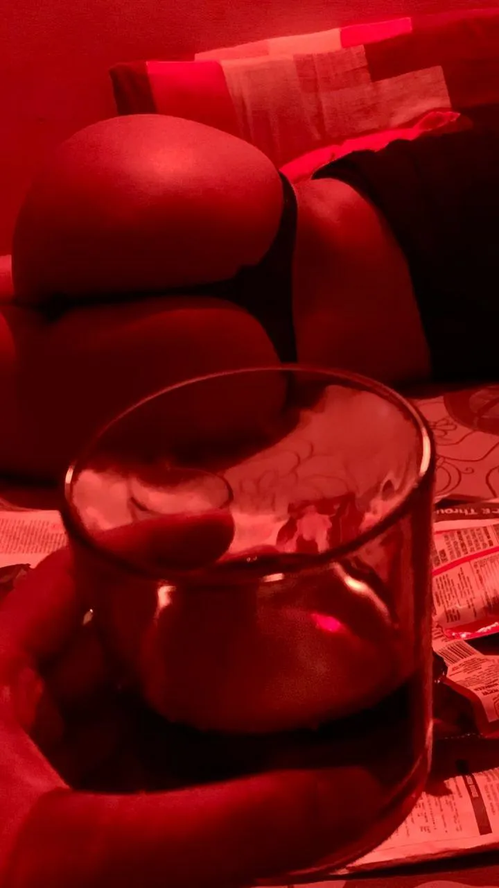 what would you do with my ass if you see me like this in the bedroom... (f)