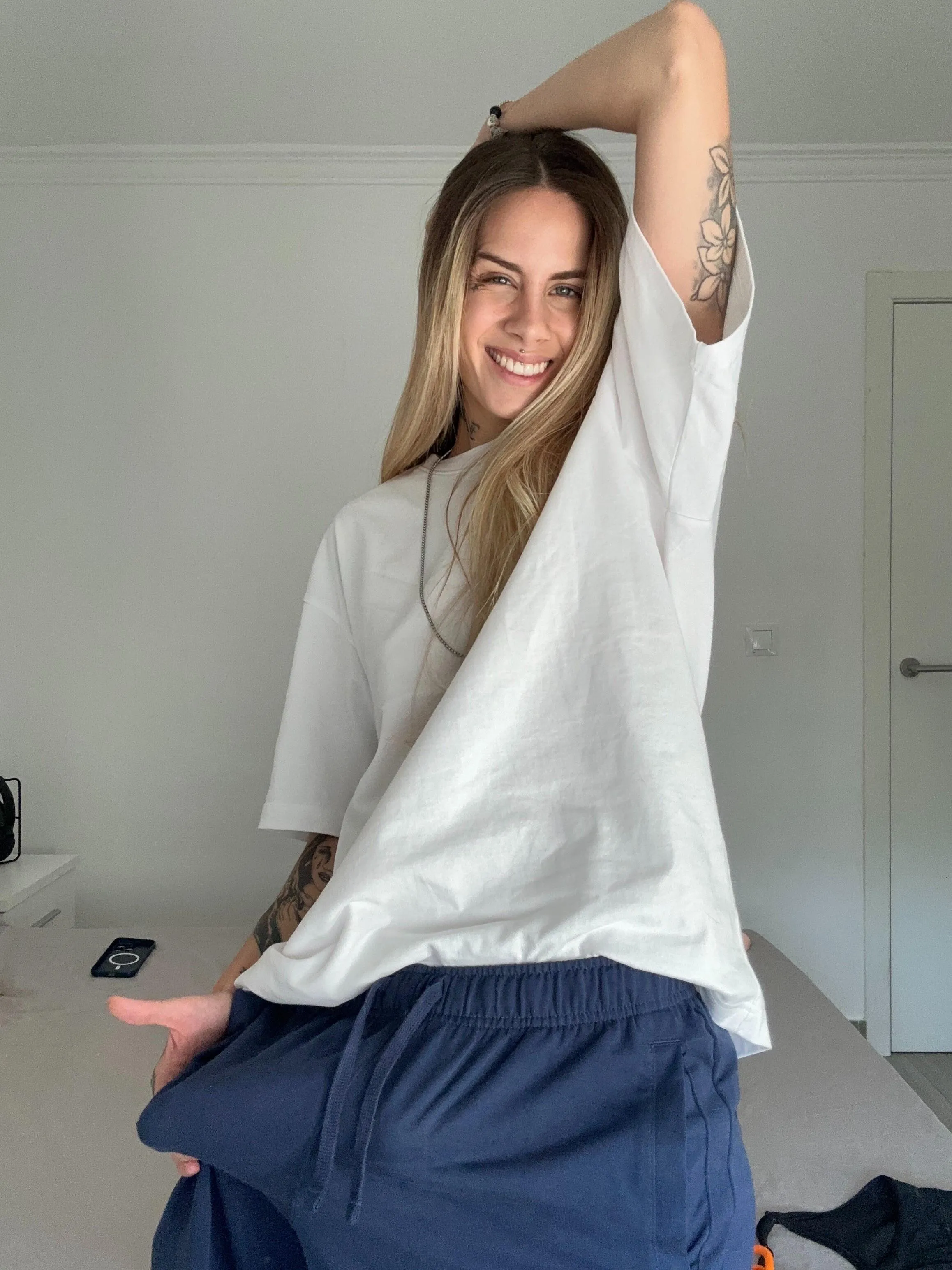 You take my number at the hotel bar and receive this photo an hour later - what will be your reaction?