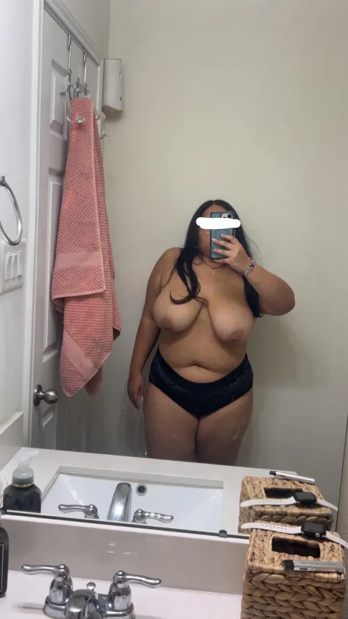 [20] It’s Christmas time, I know someone already put me in their wish list ☺️🤭