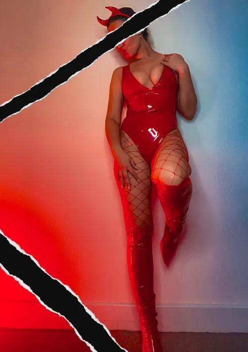 I’m the succubus in your sheets, the devil on both shoulders 🫦