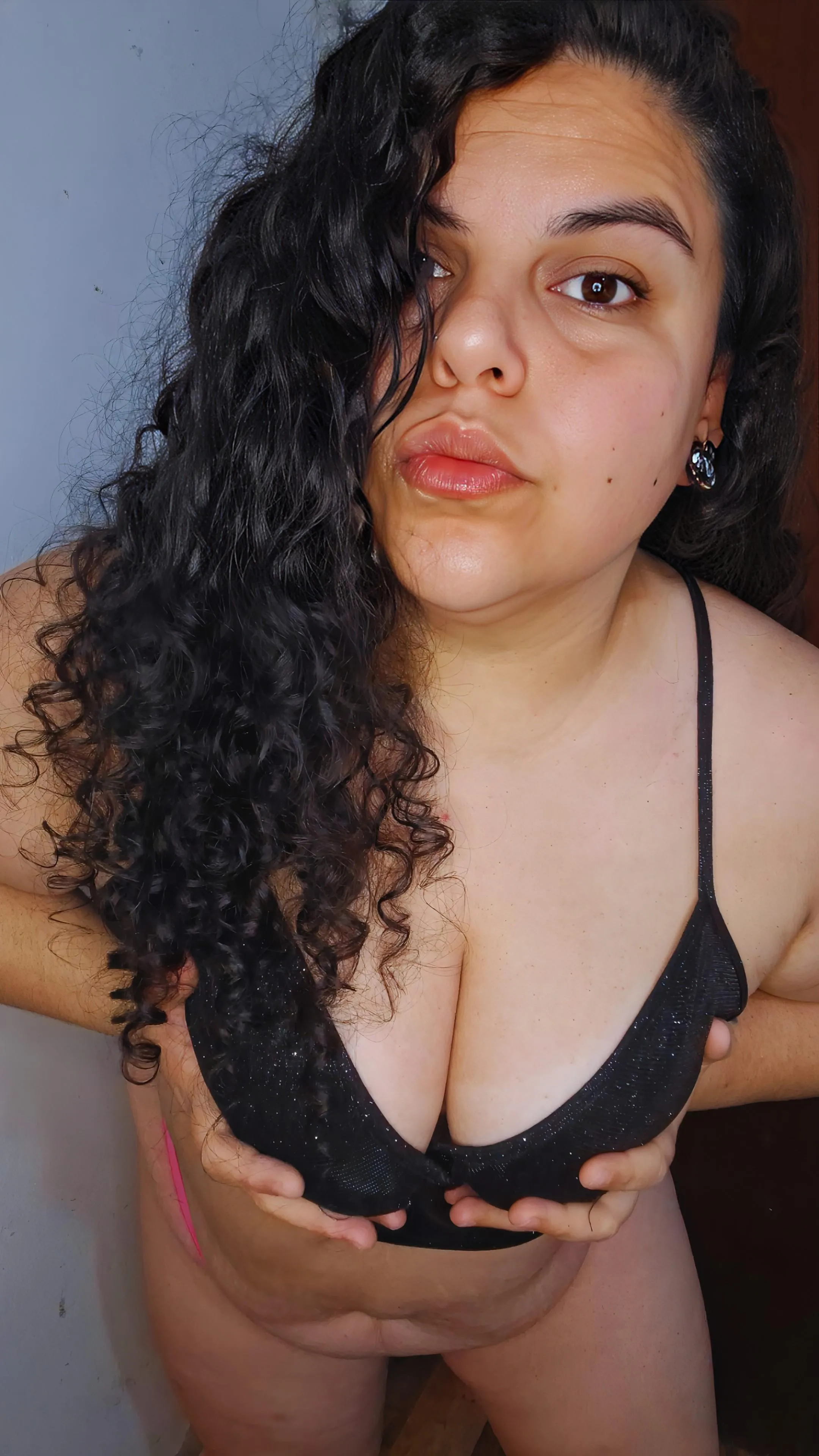 Look at me, but be careful, your wife could be behind you at any moment 🤫