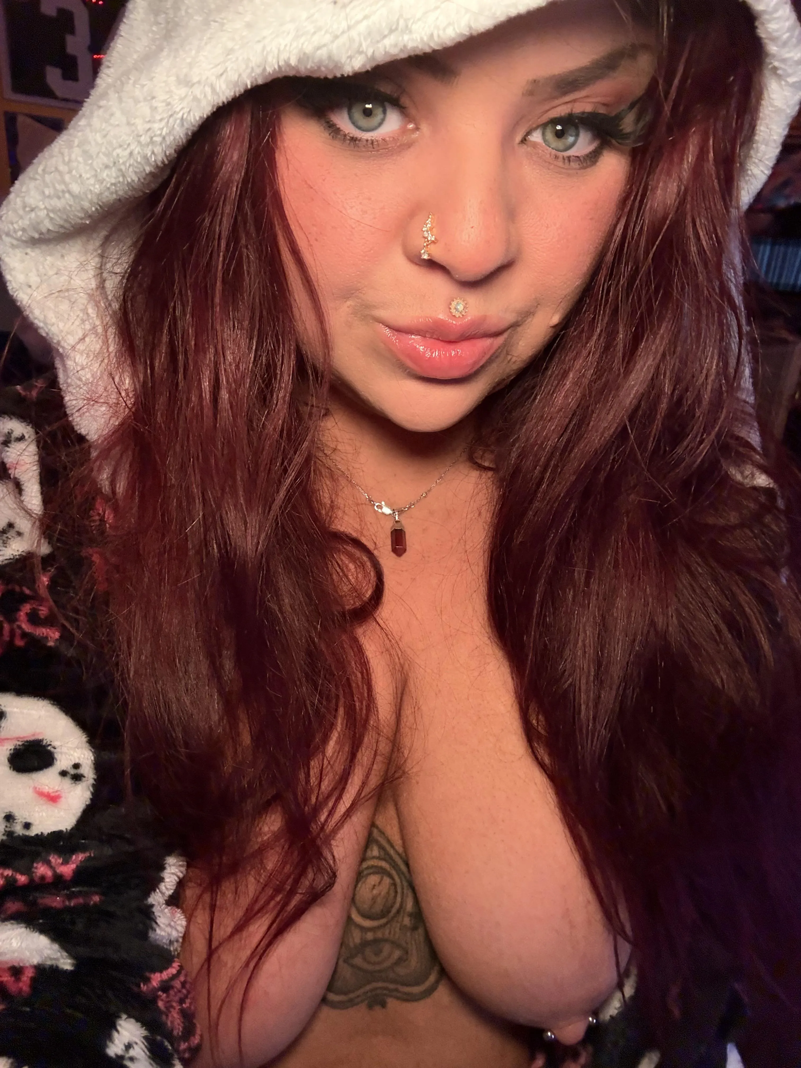 come hang out with me tonight while i game🤍