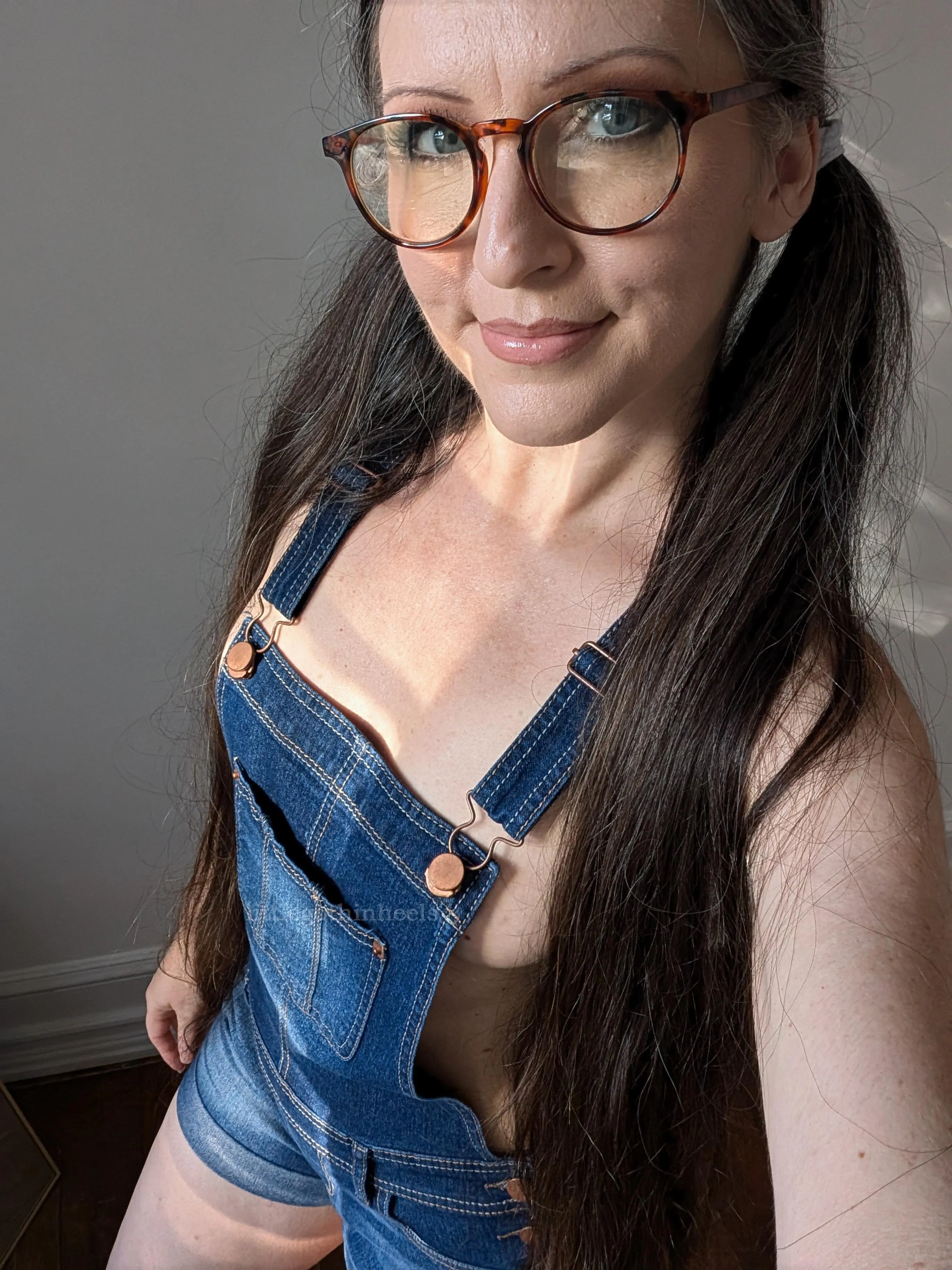 Geek glasses, overalls and the southern morning sun