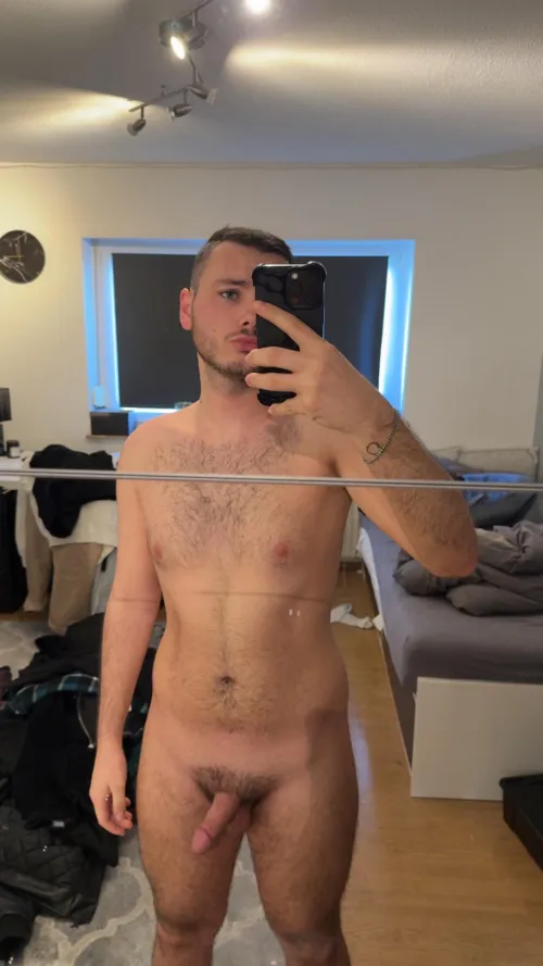 21m nudist looking to connect to other nudists, dm open