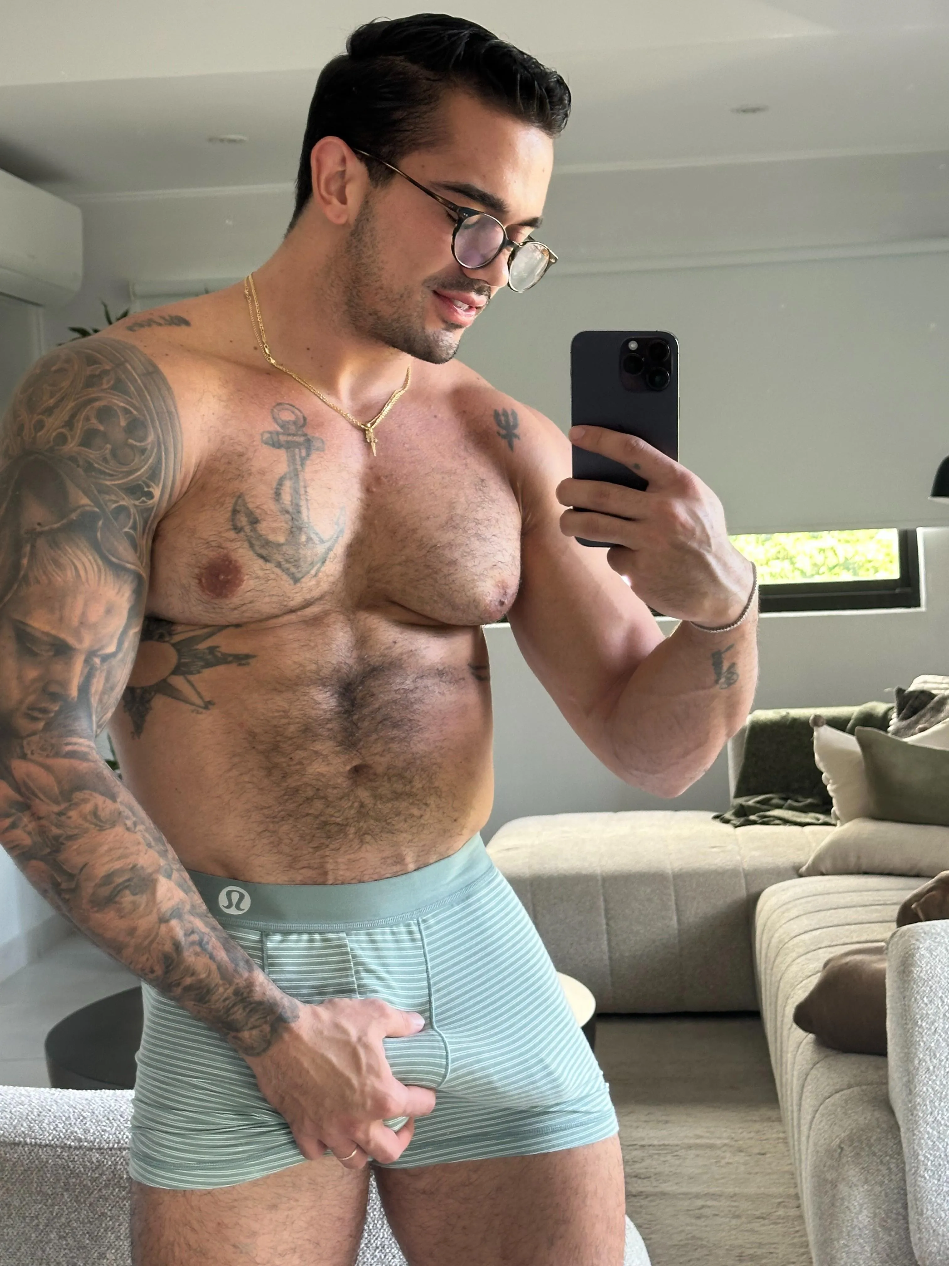 Anyone here who's into nerdy buff guys?