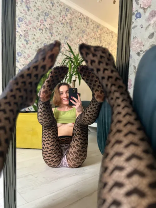 do u rlly like tiny girls in some pretty tights