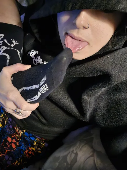 Join the dark side—turns out I’m way more fun than a Sith apprentice 😈🦶