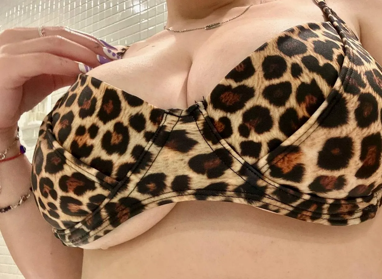 [F] I’m bisexual. Would you date me even if I occasionally hook up with women?