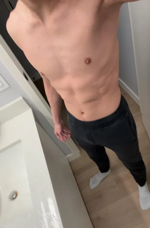 26 fit athletic dude looking for muscular bros to chat, sext and trade
