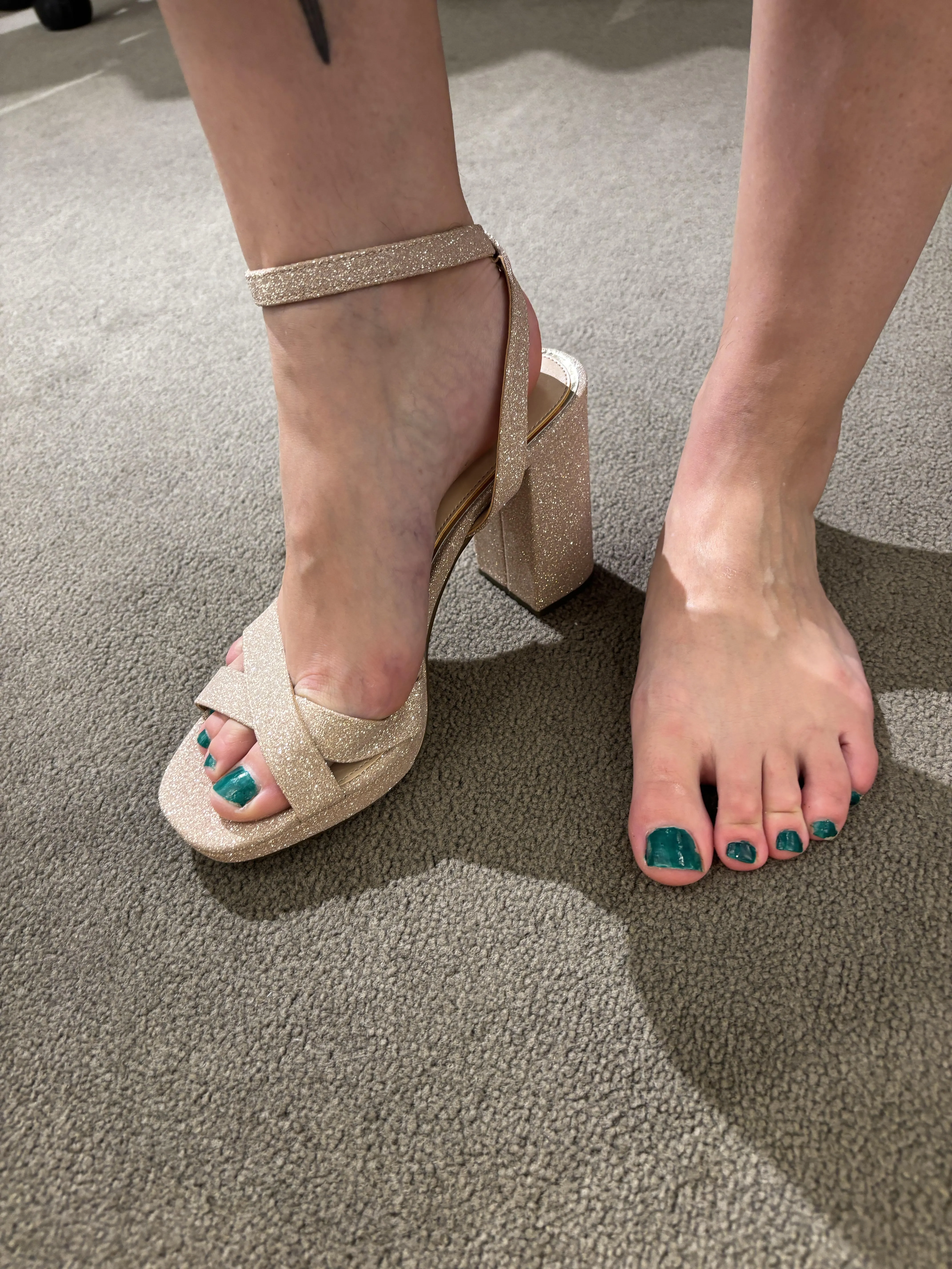 Heel shopping feet