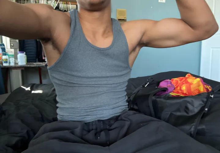 Looking for hung gym bros to chat and jerk with. HMU with asl. 8 inches here.