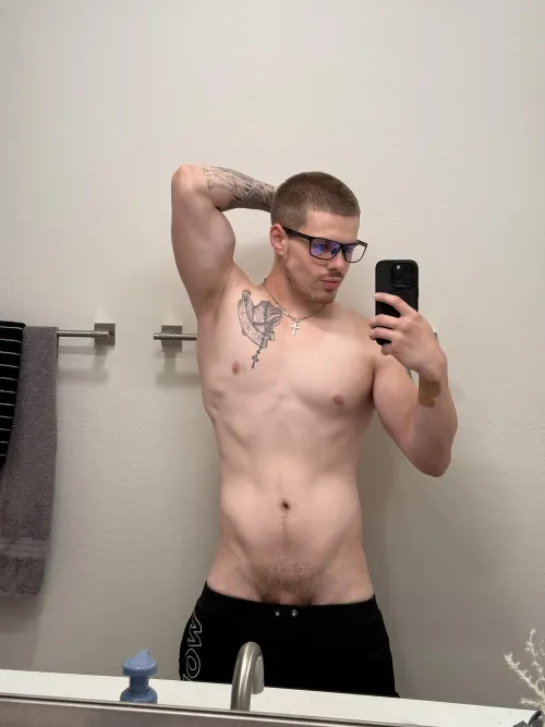 A little bloated from eating so much on thanksgiving, but at least my abs are still there.. right?😂😜