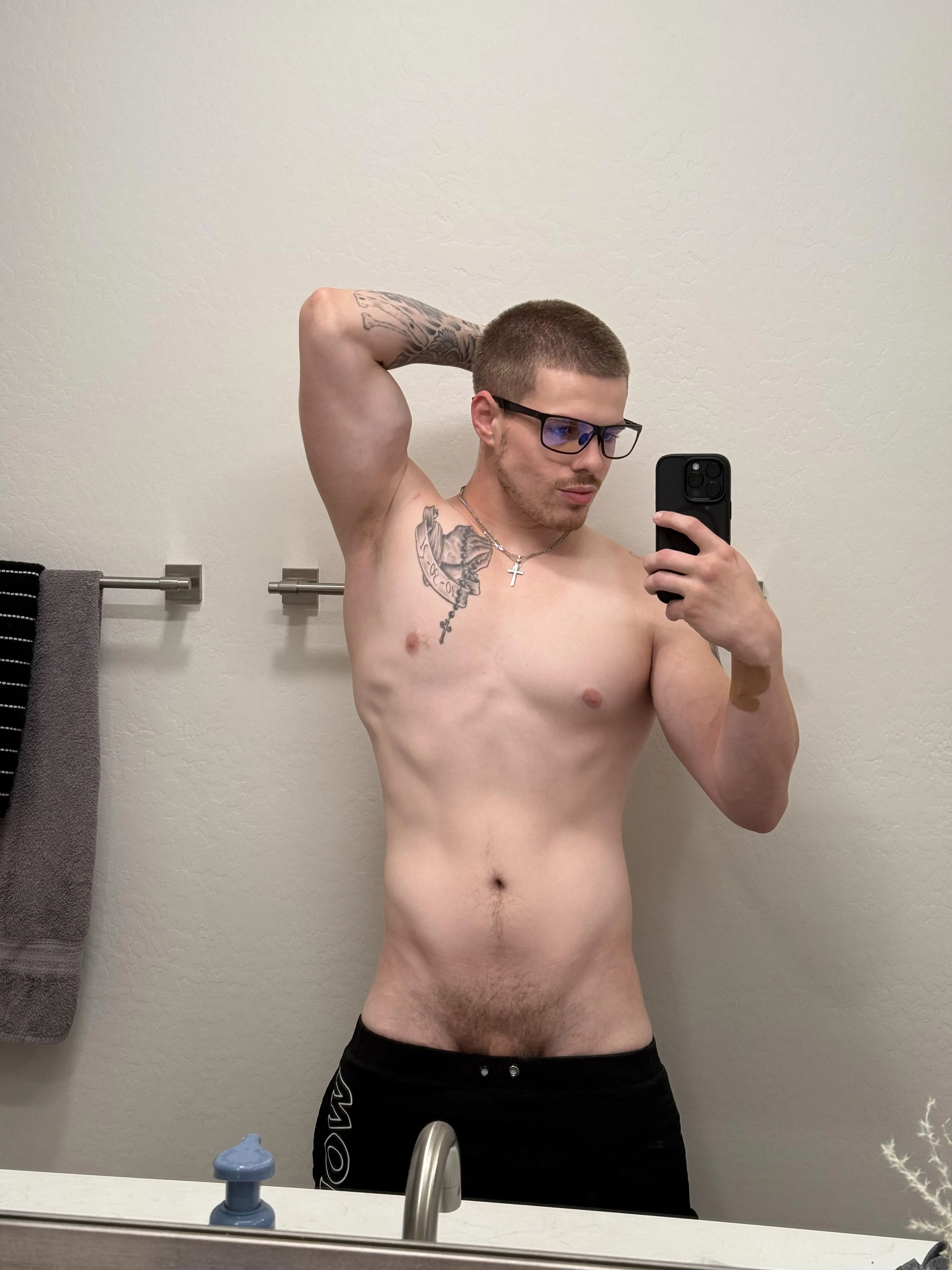 A little bloated from eating so much on thanksgiving, but at least my abs are still there.. right?😂😜