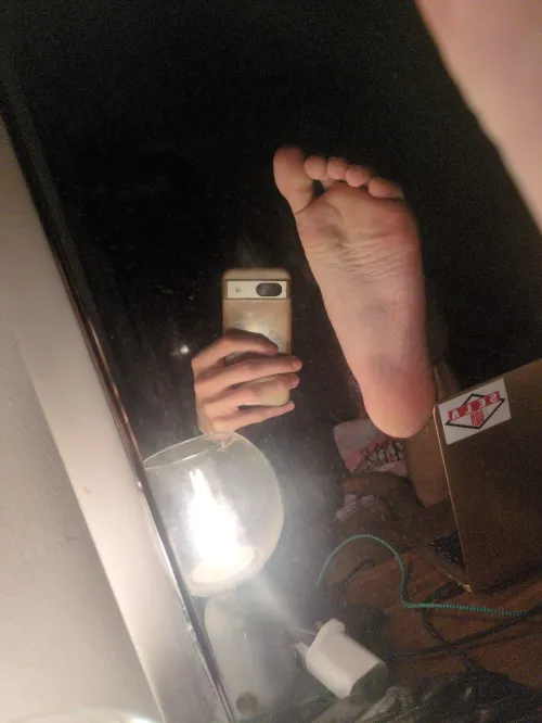 Come sniff these perfect soles!!