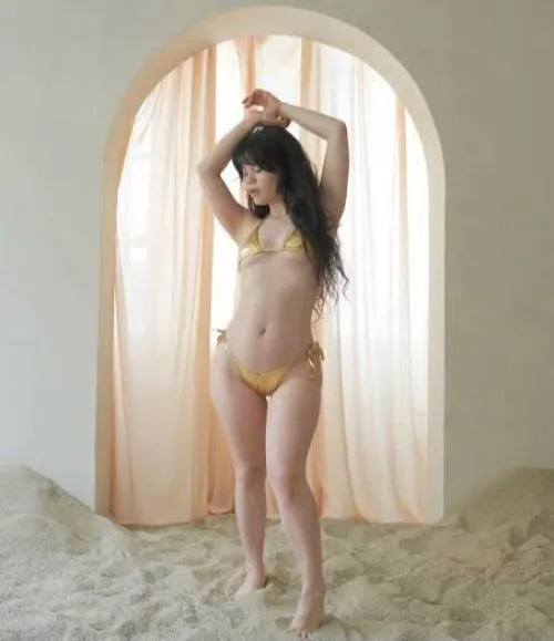 Yhivi's gold bikini...