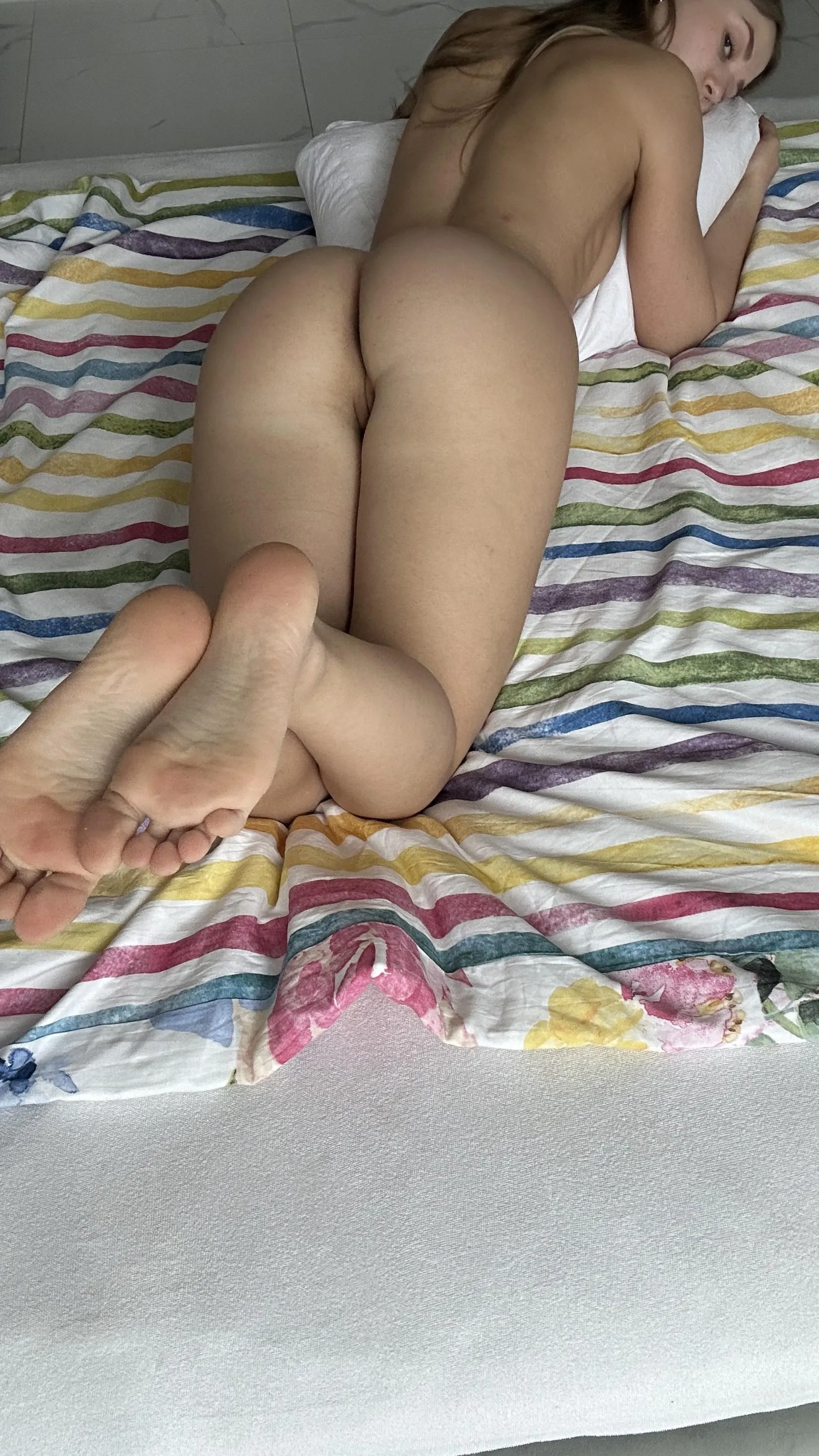 Hey babes, lick my feet