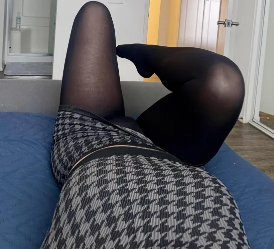 Fallow for more nylons 💋