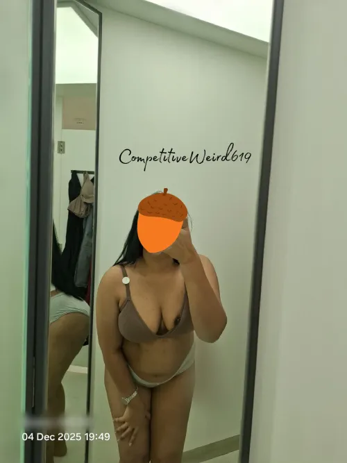 The mirror gets the picture… you get the fantasy🍑