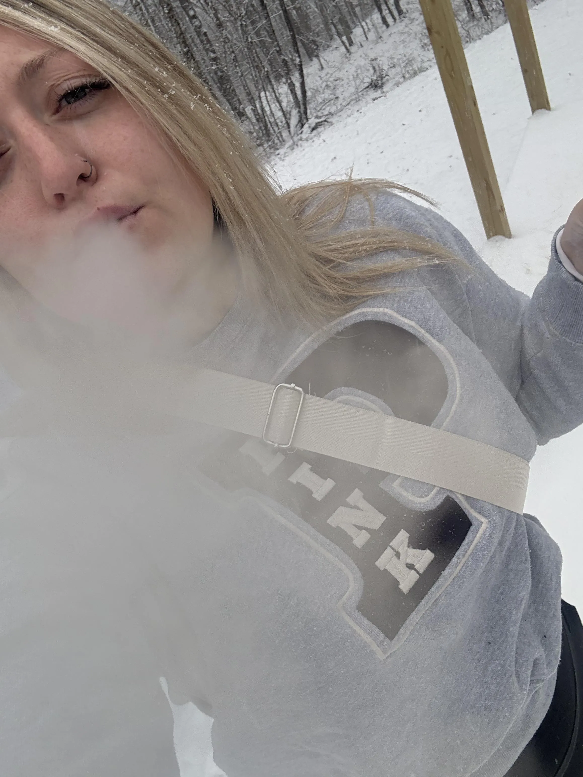 Something about smoking in the snow 🌨️