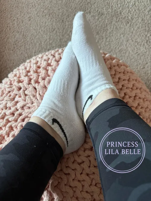 Good boys kneel at Princess’s feet. 🤭👑