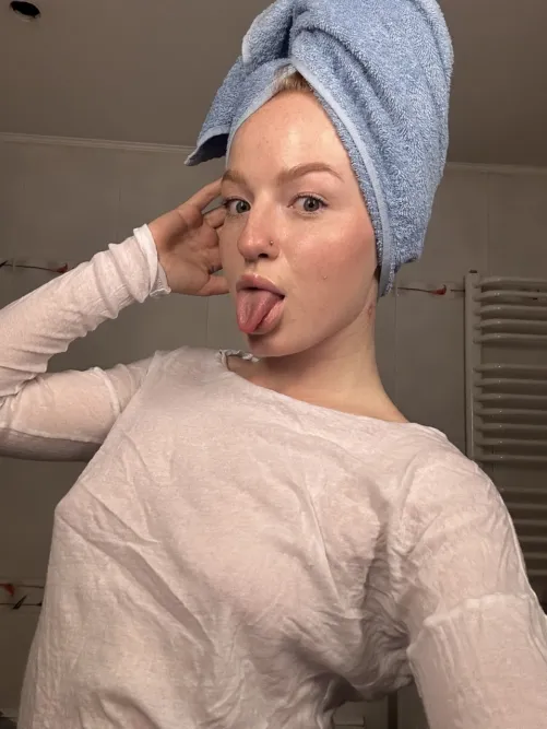 No bra selfie after shower