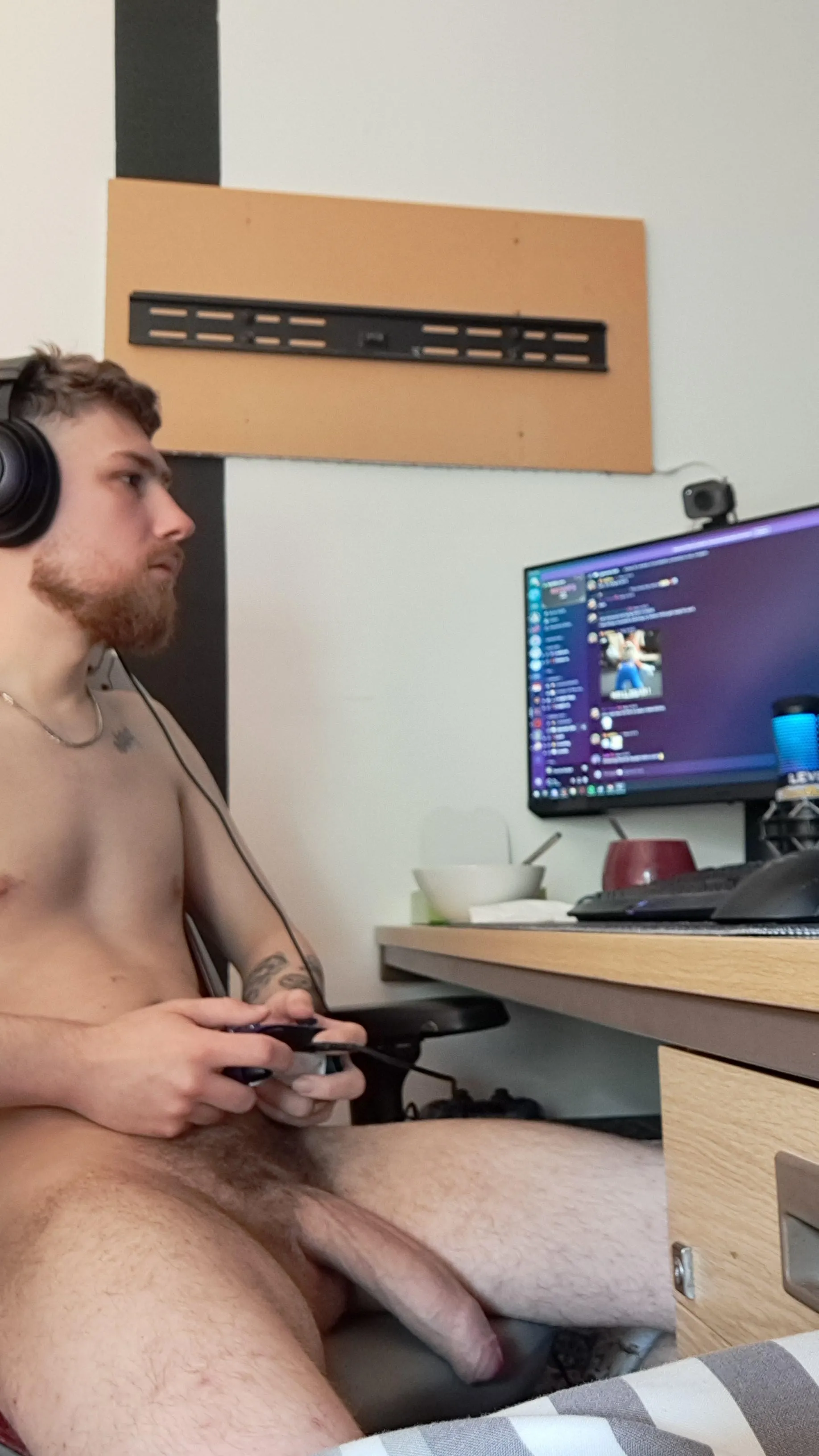 The rumours about skinny gamer boys are true [29]