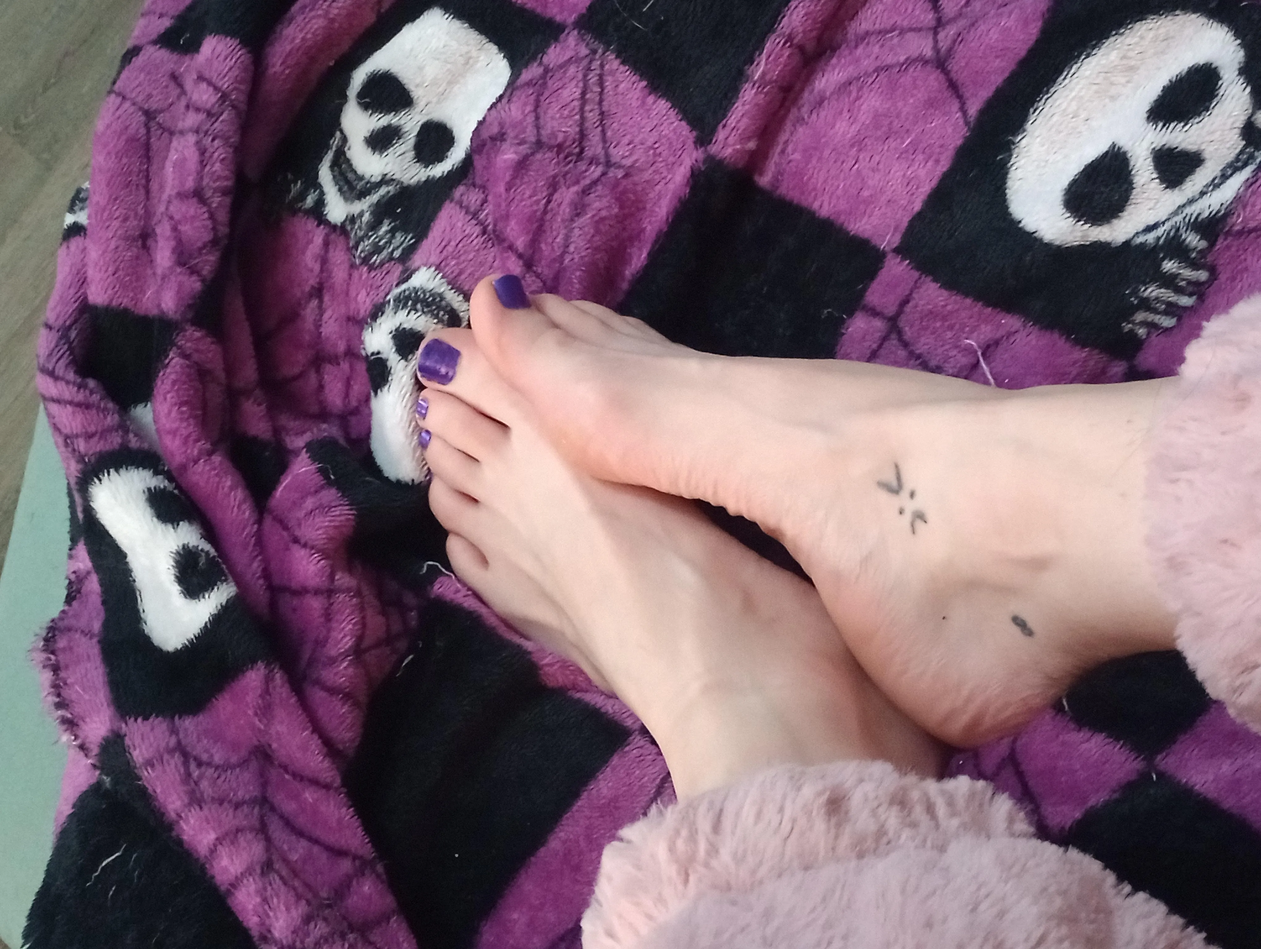 Hi 💜 size 7 itty bitty feet
