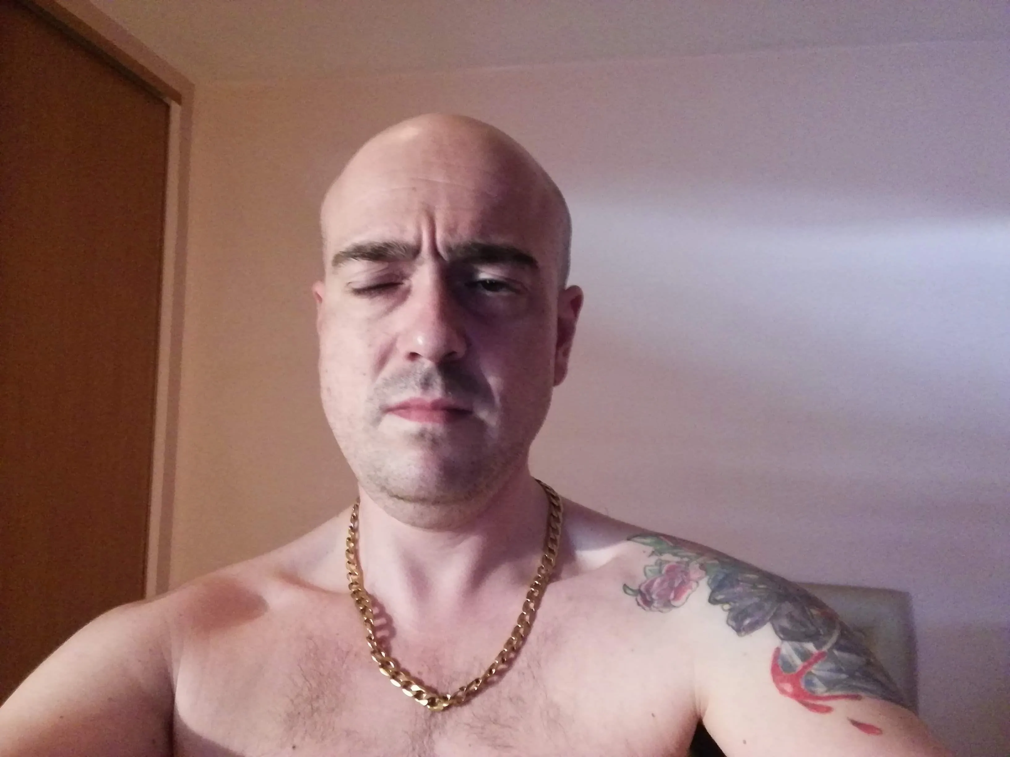 Quiero grabar mi desvirgación anal a pelo con una trans