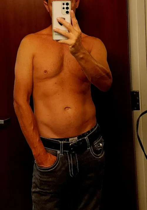 44 [m]4[f] Lauderdale let's go explore tonight...Possibly looking to go check out trapeze. Drama free, chill, fun guy here. I obviously got drinks and cover.Who's up for a great time??